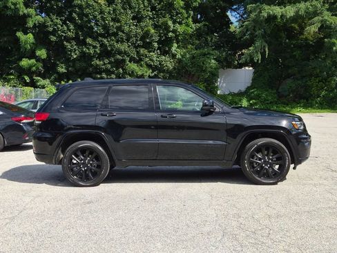 Used 2021 Jeep Grand Cherokee Laredo X AWD/4WD image 2