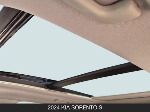 Used 2024 Kia Sorento S w/ Panoramic Sunroof Package FWD image 16