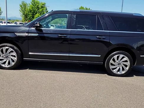 Used 2024 Lincoln Navigator L 4WD image 5