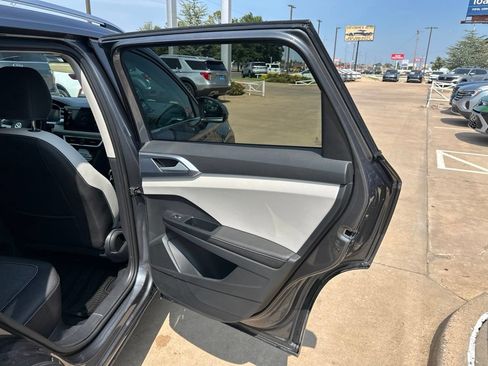 Used 2026 Volkswagen Taos SE AWD/4WD image 18