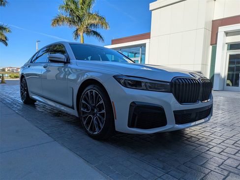 Used 2022 BMW 750i xDrive w/ Luxury Rear Seating Package image 2