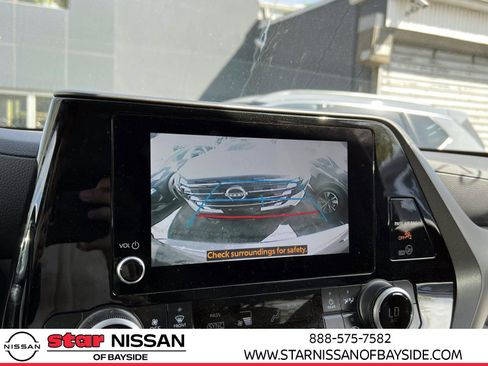 Used 2023 Toyota Highlander LE AWD/4WD image 25