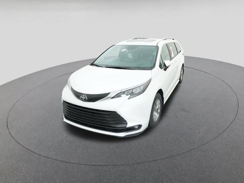 New 2026 Toyota Sienna XLE image 16