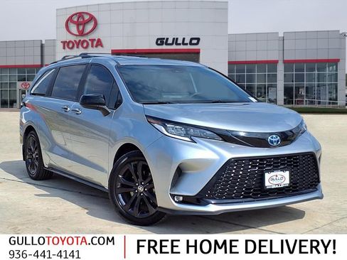 Used 2025 Toyota Sienna XSE w/ XSE Plus Package image 1