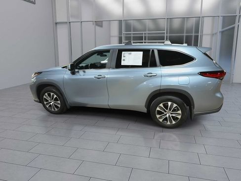 Used 2023 Toyota Highlander XLE AWD/4WD image 6