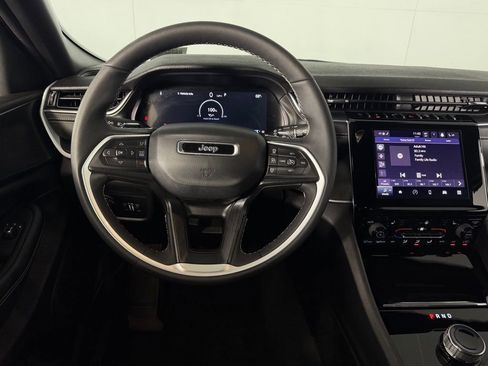 Used 2025 Jeep Grand Cherokee Altitude image 13