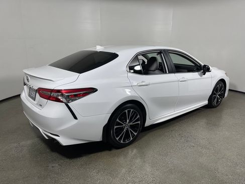 Certified 2020 Toyota Camry SE FWD image 3
