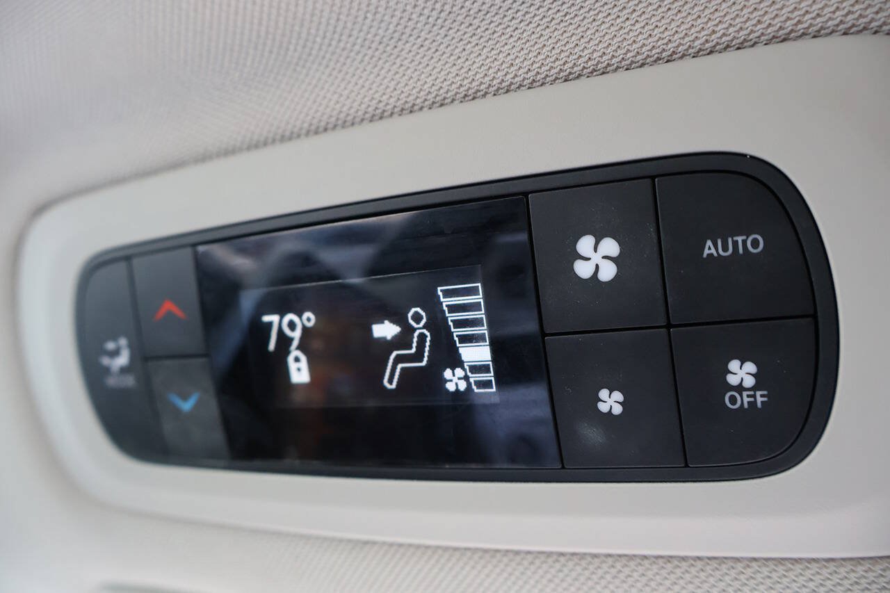 Used 2018 Chrysler Pacifica Limited FWD image 30