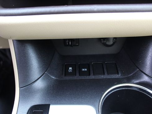 Used 2015 Toyota Highlander XLE image 31