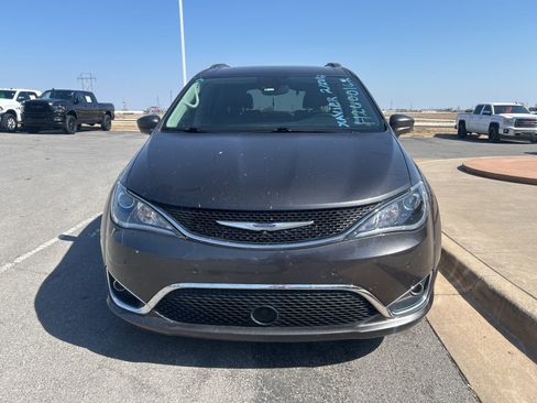 Used 2020 Chrysler Pacifica Touring-L Plus image 2