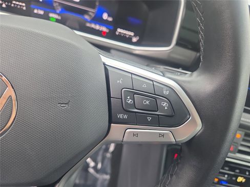 Certified 2025 Volkswagen Taos SE image 17