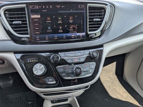 Used 2024 Chrysler Pacifica Touring-L FWD image 25