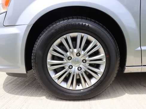 Used 2016 Chrysler Town & Country Touring-L FWD image 31