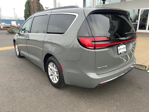 Used 2022 Chrysler Pacifica Touring-L image 8