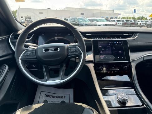 Used 2025 Jeep Grand Cherokee Altitude AWD/4WD image 24