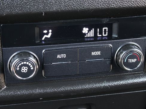 Used 2022 Chevrolet Traverse LT image 39