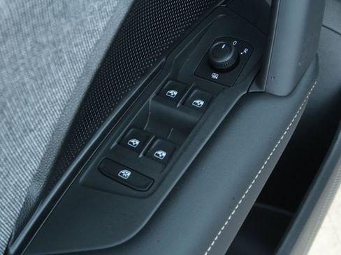 Certified 2025 Volkswagen Tiguan S image 15