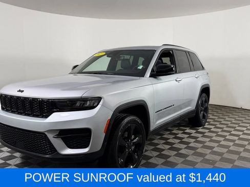 Used 2023 Jeep Grand Cherokee Altitude AWD/4WD image 3