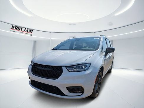 New 2026 Chrysler Pacifica Limited w/ S Appearance Package FWD image 7
