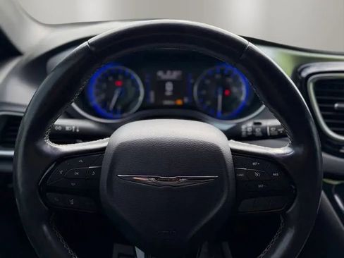 Used 2019 Chrysler Pacifica Touring Plus w/ S Appearance Package FWD image 13