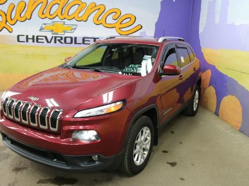 Used 2017 Jeep Cherokee Latitude w/ Cold Weather Group AWD/4WD image 4