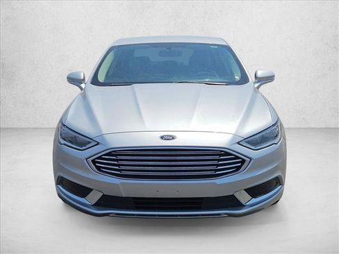 Used 2018 Ford Fusion SE w/ Fusion SE Technology Package FWD image 2