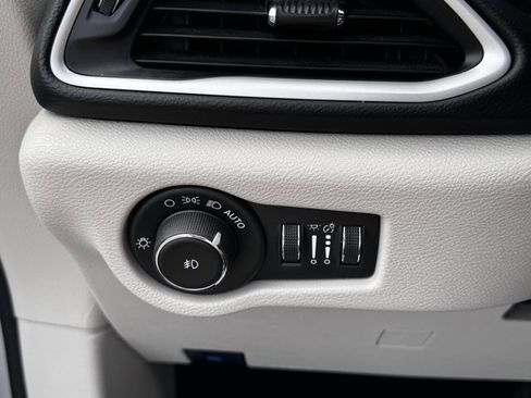 Used 2024 Chrysler Pacifica Touring-L image 18