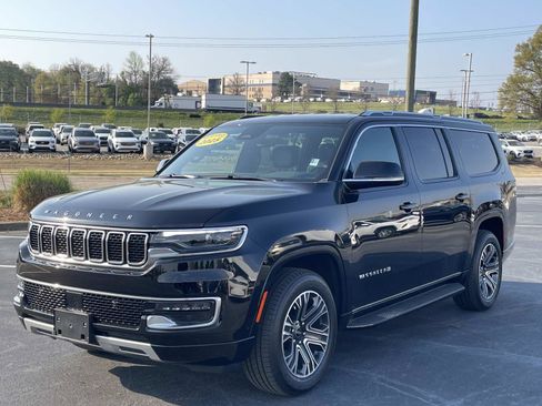 Used 2025 Jeep Wagoneer L Series II w/ 8-pass Seating Package image 3