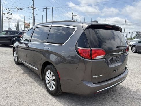 Used 2017 Chrysler Pacifica Touring-L FWD image 12