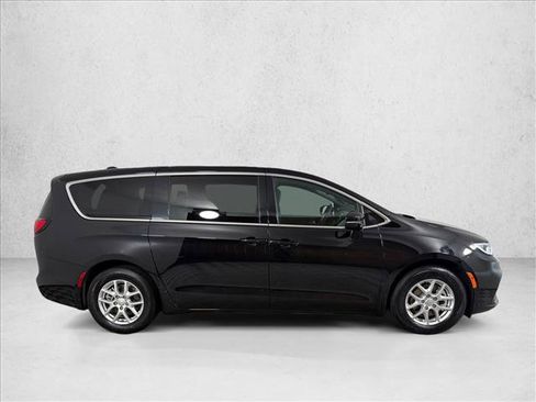 Used 2025 Chrysler Pacifica Select FWD image 2