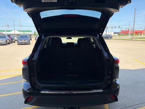 Used 2020 Toyota Highlander LE AWD/4WD image 11