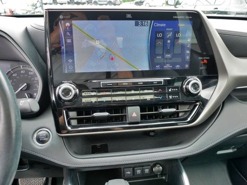 Used 2021 Toyota Highlander Limited AWD/4WD image 30