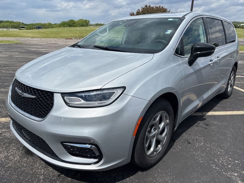 Used 2024 Chrysler Pacifica Limited FWD image 1