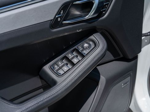Certified 2026 Porsche Macan AWD/4WD image 22