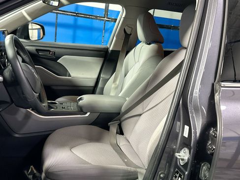 Used 2022 Toyota Highlander LE image 13