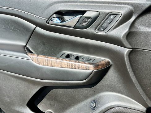 Used 2021 GMC Acadia Denali w/ Denali Technology Package image 17