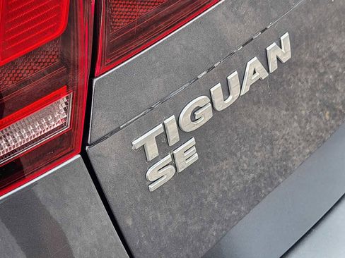 Used 2020 Volkswagen Tiguan SE w/ Panoramic Sunroof Package FWD image 11