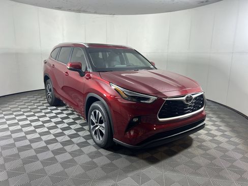 Used 2023 Toyota Highlander XLE FWD image 1