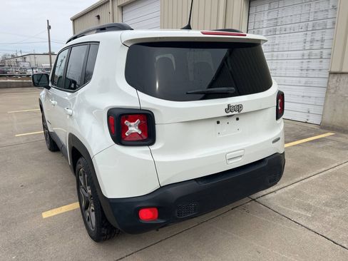 Used 2018 Jeep Renegade Latitude FWD image 2