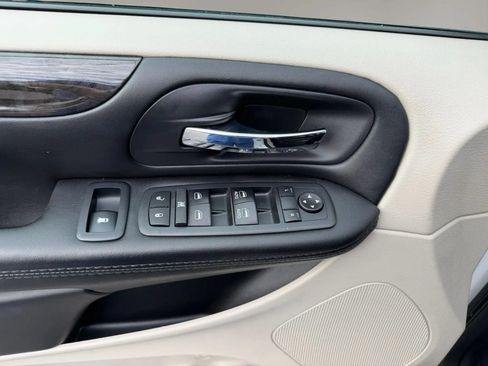 Used 2018 Dodge Grand Caravan SE w/ UConnect Hands-Free Group FWD image 13