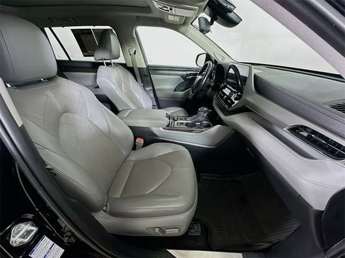 Used 2022 Toyota Highlander Platinum image 11