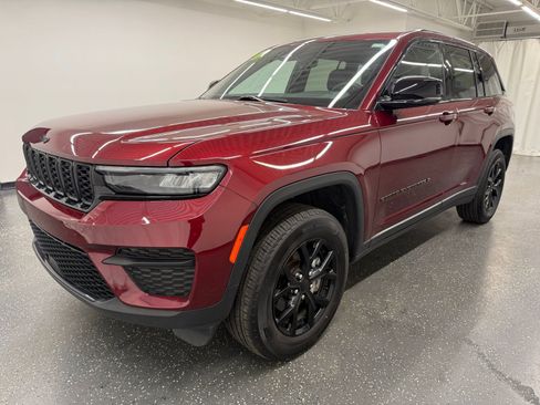 Used 2025 Jeep Grand Cherokee Altitude AWD/4WD image 4