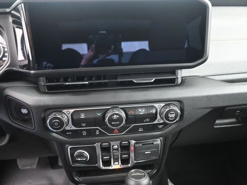 New 2025 Jeep Gladiator Sport image 7