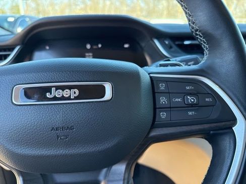 Used 2022 Jeep Grand Cherokee Limited w/ Luxury Tech Group II image 38