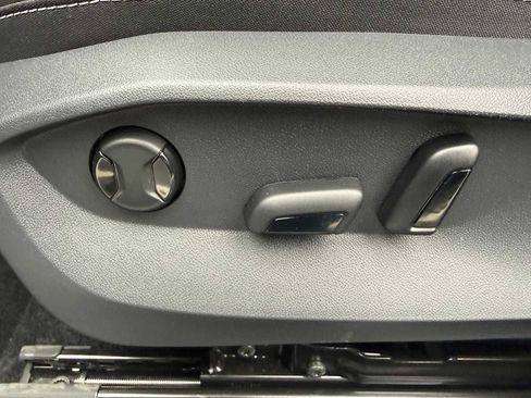 New 2026 Volkswagen Taos SEL image 7