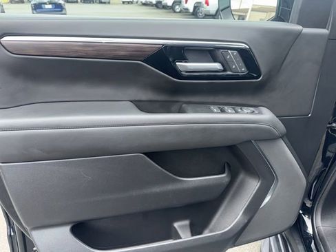 Used 2025 Chevrolet Tahoe LT AWD/4WD image 17
