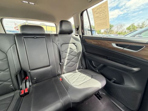 Used 2025 Volkswagen Atlas SE AWD/4WD image 39