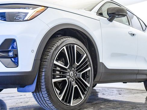 Certified 2025 Volvo XC40 B5 Ultra w/ Climate Package image 9