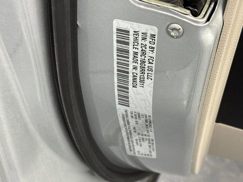 Used 2024 Chrysler Pacifica Touring-L image 29