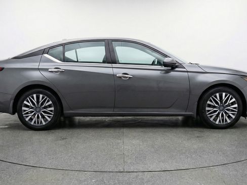 Used 2025 Nissan Altima 2.5 SV FWD image 11